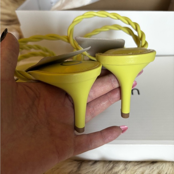 ❤️🥀Calvin Klein light green/yellowish 
 SANDALS W/TWISED STRAP & KITTEN HEELS🥀❤️ - Picture 4 of 10